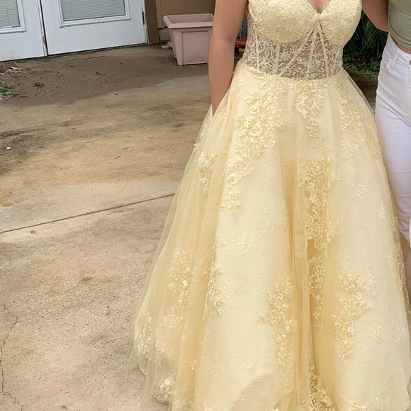 Formal dress - Picture 4 of 4